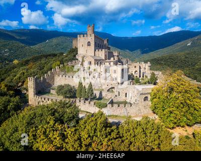 Das von Wald umgebene Schloss von Requesens, der Gipfel des Neulos Albera Massivs, Alt Emporda, Provinz Girona, Katalonien, Spanien. Wahrscheinlich seit dem 9th Stockfoto