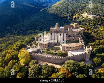 Das von Wald umgebene Schloss von Requesens, der Gipfel des Neulos Albera Massivs, Alt Emporda, Provinz Girona, Katalonien, Spanien. Wahrscheinlich seit dem 9th Stockfoto