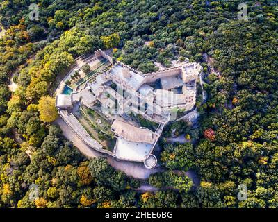 Das von Wald umgebene Schloss von Requesens, der Gipfel des Neulos Albera Massivs, Alt Emporda, Provinz Girona, Katalonien, Spanien. Wahrscheinlich seit dem 9th Stockfoto