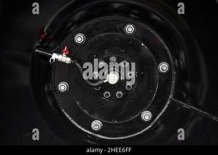 Niederdruckreifen mit automatischem Reifenpumpsystem. Extreme Durchgängigkeit. Riesige Räder eines Geländefahrzeugs. ATV Monsterauto. Stockfoto