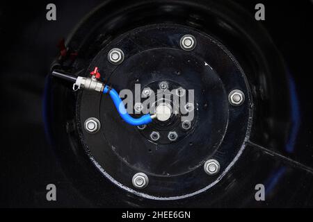 Niederdruckreifen mit automatischem Reifenpumpsystem. Extreme Durchgängigkeit. Riesige Räder eines Geländefahrzeugs. ATV Monsterauto. Stockfoto