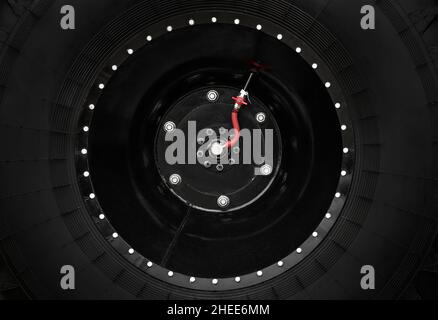 Niederdruckreifen mit automatischem Reifenpumpsystem. Extreme Durchgängigkeit. Riesige Räder eines Geländefahrzeugs. ATV Monsterauto. Stockfoto