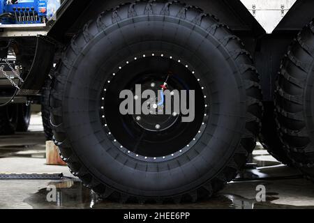 Niederdruckreifen mit automatischem Reifenpumpsystem. Extreme Durchgängigkeit. Riesige Räder eines Geländefahrzeugs. ATV Monsterauto. Stockfoto