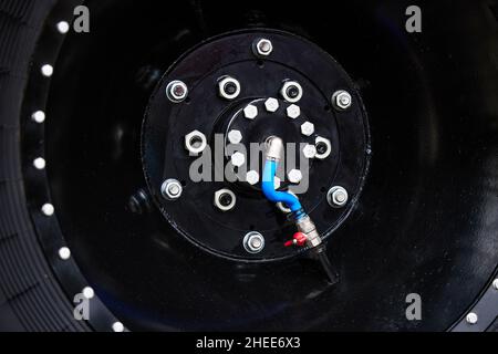 Niederdruckreifen mit automatischem Reifenpumpsystem. Extreme Durchgängigkeit. Riesige Räder eines Geländefahrzeugs. ATV Monsterauto. Stockfoto