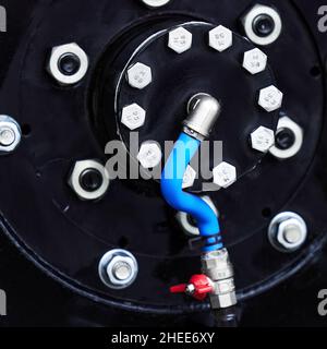 Niederdruckreifen mit automatischem Reifenpumpsystem. Extreme Durchgängigkeit. Riesige Räder eines Geländefahrzeugs. ATV Monsterauto. Stockfoto