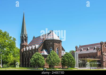 Memorial Chapel und Zelnick Pavilion - Gotisches Revival Brownstone auf dem Wesleyan University Campus in Middletown Connecticut USA Stockfoto