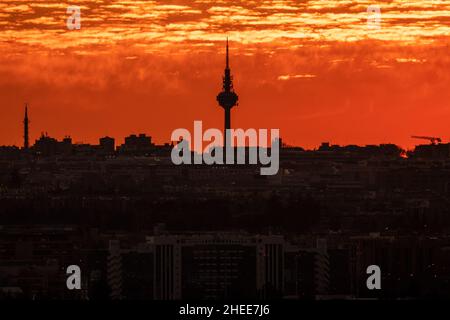 Madrid, Spanien. 10th Januar 2022. Blick auf die Fernsehantenne 'Torre España' während des Sonnenuntergangs eines warmen Wintertages. Quelle: Marcos del Mazo/Alamy Live News Stockfoto