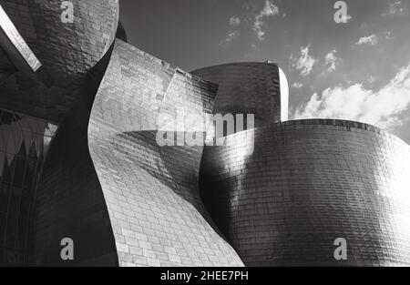 Bilbao, Spanien - 22. April 2021: Das Guggenheim Museum Titan formt die Fassade mit Sonnenspiegelung in Bilbao. Modernes Gebäudearchitekturkonzept Stockfoto