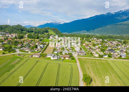 Dieses Landschaftsfoto wurde in Europa, in Frankreich, in Isere, in den Alpen, im Sommer aufgenommen. Wir können die Stadt Gresy sur Isere am Rande des Weizenfies sehen Stockfoto