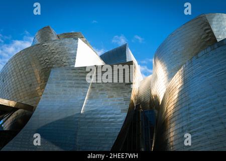 Bilbao, Spanien - 22. April 2021: Sonneneinstrahlung auf das Guggenheim Museum Titan formt die Fassade in Bilbao. Moderne Gebäudearchitektur Stockfoto