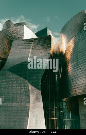 Bilbao, Spanien - 22. April 2021: Guggenheim Museum mit Sonnenschein auf Titan-Formen Fassade in Bilbao Stadt. Modernes Gebäude von Frank Gehry Stockfoto