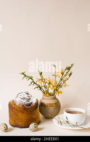 Osterkuchen (orthodoxe Osterkuchen), Eier und Zweige von gelben Forsythia Blumen. Die Szene der Osterfeiertage. Festliche Komposition auf dem Tisch Stockfoto