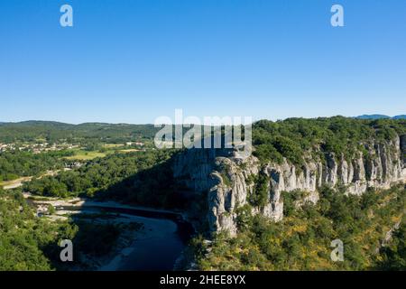 Dieses Landschaftsfoto wurde in Europa, Frankreich, Ardeche, Sommer aufgenommen. Wir sehen die felsigen und steilen Klippen über den Gorges de lArdeche, unter der Sonne Stockfoto