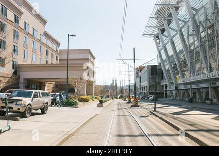 Tacoma, Washington, USA. März 2021. Straßenbahnschienen in der Innenstadt Stockfoto