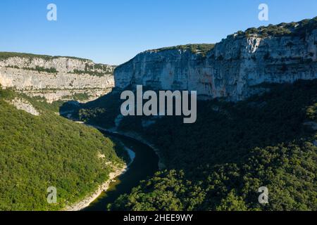 Dieses Landschaftsfoto wurde in Europa, Frankreich, Ardeche, Sommer aufgenommen. Wir können den Schatten der Klippen über den Gorges de lArdeche unter der Sonne sehen Stockfoto