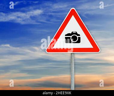 Dreieck auf Stange Straßenschild mit Kamera Stockfoto