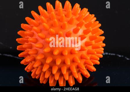 Igelkugel mit Noppen in orange Stockfoto
