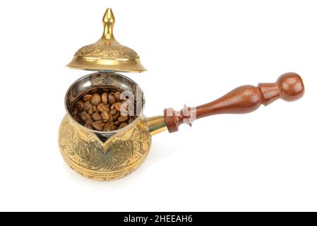 Kaffeekocher und Kaffeebohnen isoliert auf weißem Hintergrund. Freier Speicherplatz für Text. Stockfoto