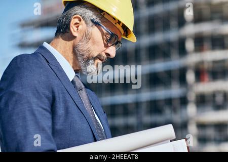 Senior Geschäftsmann Architekt Helm Baustelle Gebäude Architektur Stockfoto