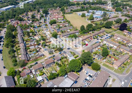 Luftaufnahme der britischen Stadt Stevenage in Hertfordshire UK, zeigt eine typische britische Wohnsiedlung mit Häuserzeilen im Dorf, auf einer Hausanlage Stockfoto