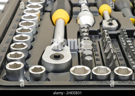 Nahaufnahme des mechanischen Handwerkzeugkits. Werkzeugkasten für Mechaniker. Stockfoto