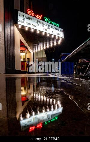 The Co-Ed Cinema at Night - Main Street, Brevard, North Carolina, USA Stockfoto