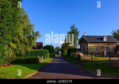 Dieses Landschaftsfoto wurde in Europa, Frankreich, der Normandie, in der Nähe von Veules les Roses, im Sommer aufgenommen. Wir sehen die Straße des traditionellen französischen Dorfes S Stockfoto