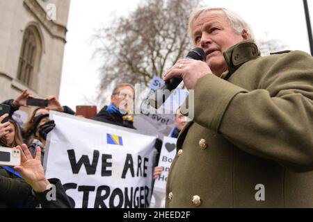 London, Großbritannien. 10th Januar 2022. Bob Stewart, britischer Abgeordneter und ehemaliger UN-Kommandant in Bosnien, spricht während der Kundgebung. Die Diaspora von Bosnien und Herzegowina und Unterstützer der Einheit des Landes versammelten sich auf dem Parliament Square in London, um auf eine potenzielle neue bosnische Krise aufmerksam zu machen. Nachdem die bosnischen Serben die Arbeit der Zentralregierung blockiert hatten, wurden die Befürchtungen über einen landesweiten Zusammenbruch in ihrer größten Krise seit dem Krieg von 1990s neu entfacht. Kredit: SOPA Images Limited/Alamy Live Nachrichten Stockfoto