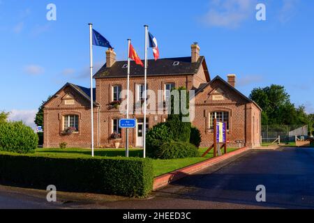 Dieses Landschaftsfoto wurde in Europa, Frankreich, der Normandie, in der Nähe von Veules les Roses, im Sommer aufgenommen. Wir sehen das schöne Rathaus der traditionellen Französisch Stockfoto