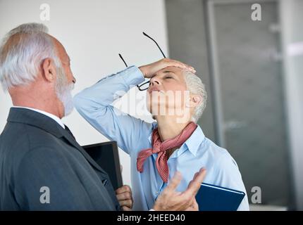 Ältere Geschäftsfrau Stress besorgt Scheitern frustriert Bürokommunikation Stockfoto