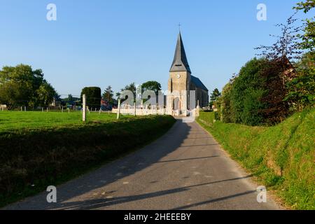 Dieses Landschaftsfoto wurde im Sommer in Europa, Frankreich, der Normandie und der seine Maritime aufgenommen. Wir sehen die Hauptstraße des traditionellen französischen Dorfes Saint Stockfoto