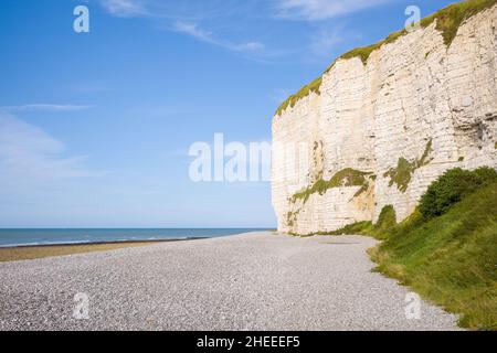 Dieses Landschaftsfoto wurde im Sommer in Europa, Frankreich, der Normandie und der seine Maritime aufgenommen. Wir können die Kreidefelsen des traditionellen französischen Dorfes o sehen Stockfoto