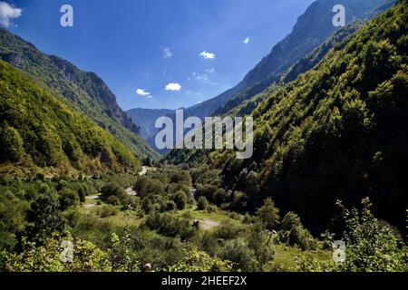 An einem sonnigen Tag im Kosovo im Rugova-Tal Stockfoto