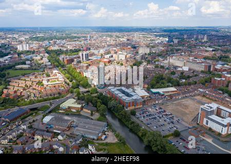 Luftaufnahme des Stadtzentrums von Leicester in Großbritannien mit Häusern und Wohngebäuden an einem sonnigen Sommertag Stockfoto