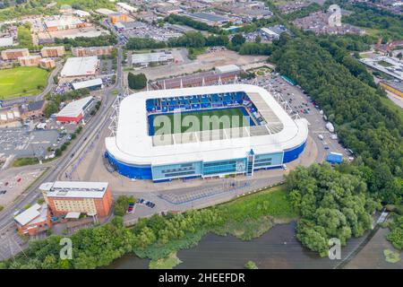 Luftaufnahme des King Power Fußballstadions in der Stadt Leicester in Großbritannien, aufgenommen an einem sonnigen Sommertag Stockfoto