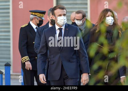 Der französische Präsident Emmanuel Macron kommt in Nizza an, rechts Marlene Schiappa.der französische Präsident Emmanuel Macron besucht Nizza, um die Finanzierung für den Bau eines Zentrums für öffentliche Sicherheit in der Stadt zu bestätigen. In einem ehemaligen Krankenhaus seit 2015 verlassen wird die Dienste der Nationalen Polizei und Stadtpolizei kombiniert werden. Dies ist das erste Mal in Frankreich, dass alle diese Dienste an einem Ort zusammenleben werden. Die Inbetriebnahme ist für 2025 geplant und die Kosten werden auf 220 Millionen Euro geschätzt, davon 172 Millionen aus dem Konjunkturprogramm der französischen Regierung. (Foto von Laurent Coust / Stockfoto