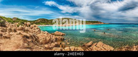 Panoramablick auf die berühmte Spiaggia del Principe, einem der schönsten Strände der Costa Smeralda, Sardinien, Italien Stockfoto