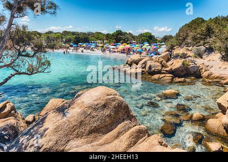 Blick auf den bezaubernden Strand von Capriccioli, einem der schönsten Badeorte der Costa Smeralda, Nordsardinien, Italien Stockfoto