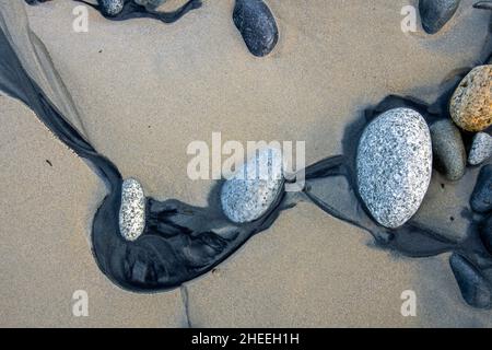 Natürliche Texturen und Design am Strand bei Ebbe Stockfoto