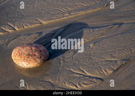 Natürliche Texturen und Design am Strand bei Ebbe Stockfoto