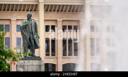 MOSKAU, RUSSLAND - 30. JUNI 2021: Acht Meter Denkmal für Lenin auf dem Gebiet des Luschniki-Stadions, durch den Sprühnebel des Brunnens geschossen Stockfoto