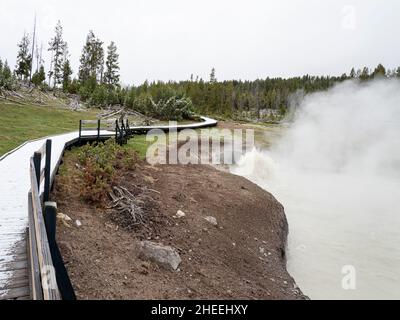 Die Promenade in der Nähe von Schlammtopf im Schlammvulkangebiet des Yellowstone National Park, Wyoming. Stockfoto