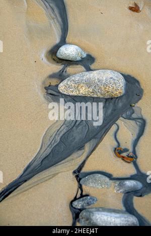 Natürliche Texturen und Design am Strand bei Ebbe Stockfoto