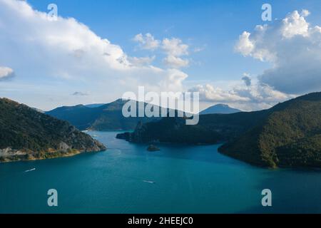 Dieses Landschaftsfoto wurde im Sommer in Europa, in Frankreich, in der Provence Alpes Cote dAzur, im Var, aufgenommen. Wir können den Panoramablick auf den See Castillon sehen Stockfoto