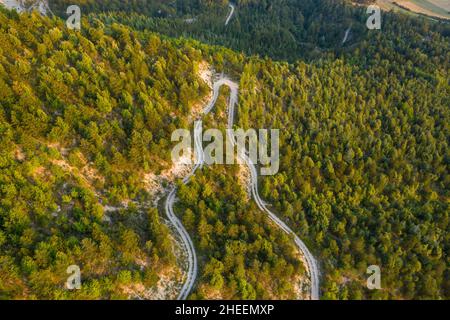 Dieses Landschaftsfoto wurde im Sommer in Europa, in Frankreich, in der Provence Alpes Cote dAzur, im Var, aufgenommen. Wir können eine Straße sehen, die sich durch die Schluchten von V windet Stockfoto