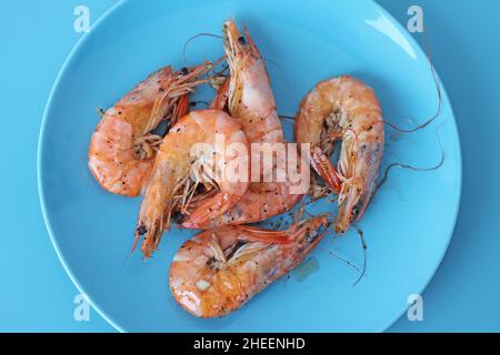 Gekochte Garnelen auf blauem Teller. Gesunde Meeresfrüchte. Stockfoto