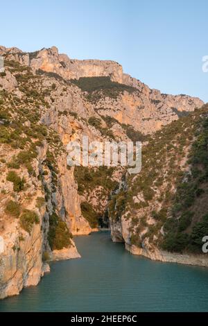 Dieses Landschaftsfoto wurde im Sommer in Europa, in Frankreich, in der Provence Alpes Cote dAzur, im Var, aufgenommen. Wir sehen die Gorges du Verdon vom Lac d Stockfoto