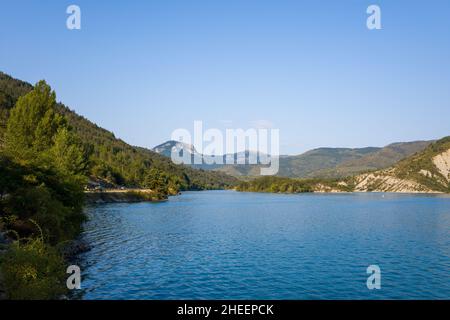 Dieses Landschaftsfoto wurde im Sommer in Europa, in Frankreich, in der Provence Alpes Cote dAzur, im Var, aufgenommen. Wir können den Castillon-See unter der Sonne sehen Stockfoto