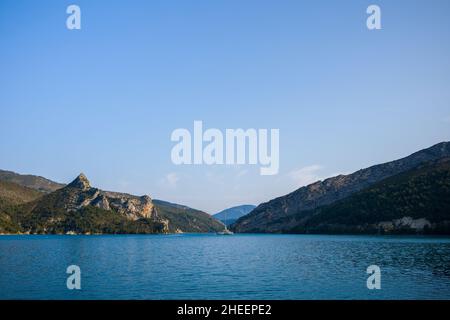 Dieses Landschaftsfoto wurde im Sommer in Europa, in Frankreich, in der Provence Alpes Cote dAzur, im Var, aufgenommen. Wir können den Panoramablick auf den See Castillon sehen Stockfoto