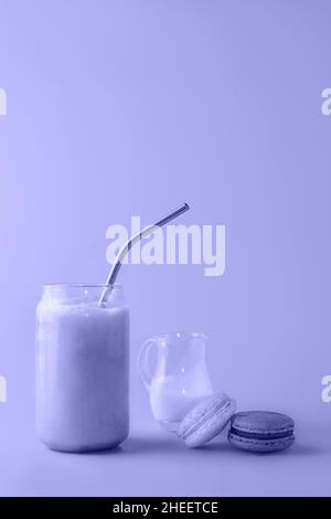 Glas Eiskaffee in Hochglas mit Stroh mit Creme und Makronen getönten in der trendigen Farbe des Jahres 2022 für Ihr Design. Lebensmittelkonzept. Speicherplatz kopieren. Nahaufnahme. Stockfoto